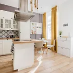 Апартаменты Bright And Cozy Urban Getaway