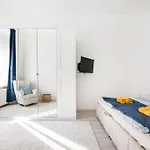 Bright And Cozy Urban Getaway Будапешт