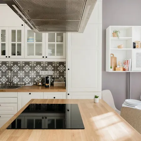 Bright And Cozy Urban Getaway Apartment