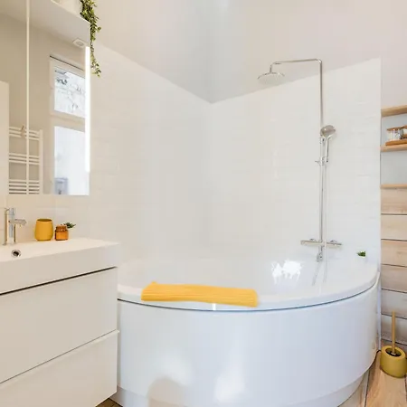 Bright And Cozy Urban Getaway Budapest