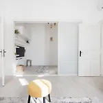 Bright And Cozy Urban Getaway Apartment