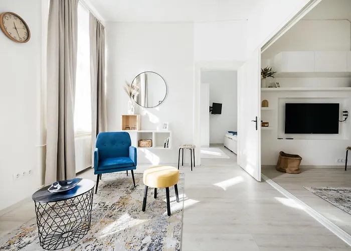 Bright And Cozy Urban Getaway Apartment